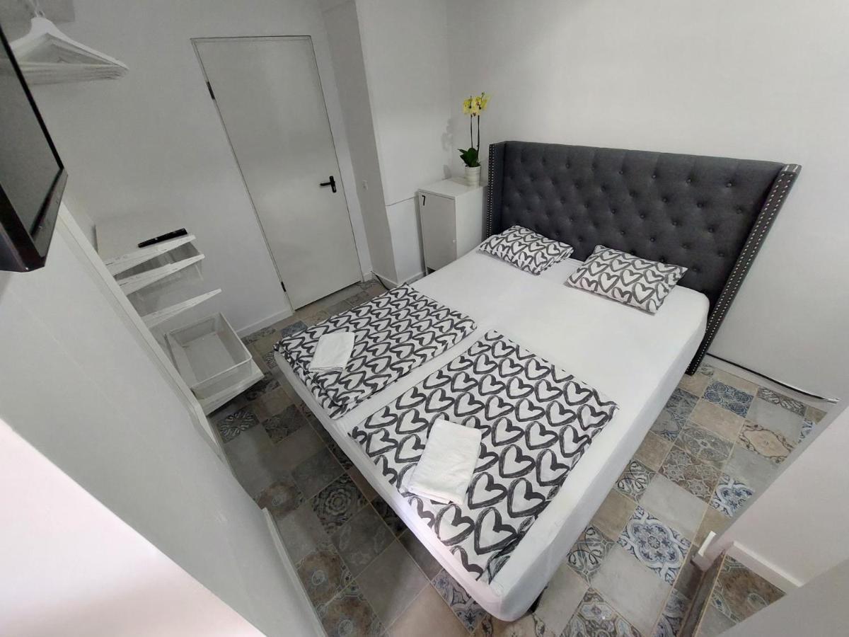 L83 - Rooms And Apartments Lisbona Esterno foto